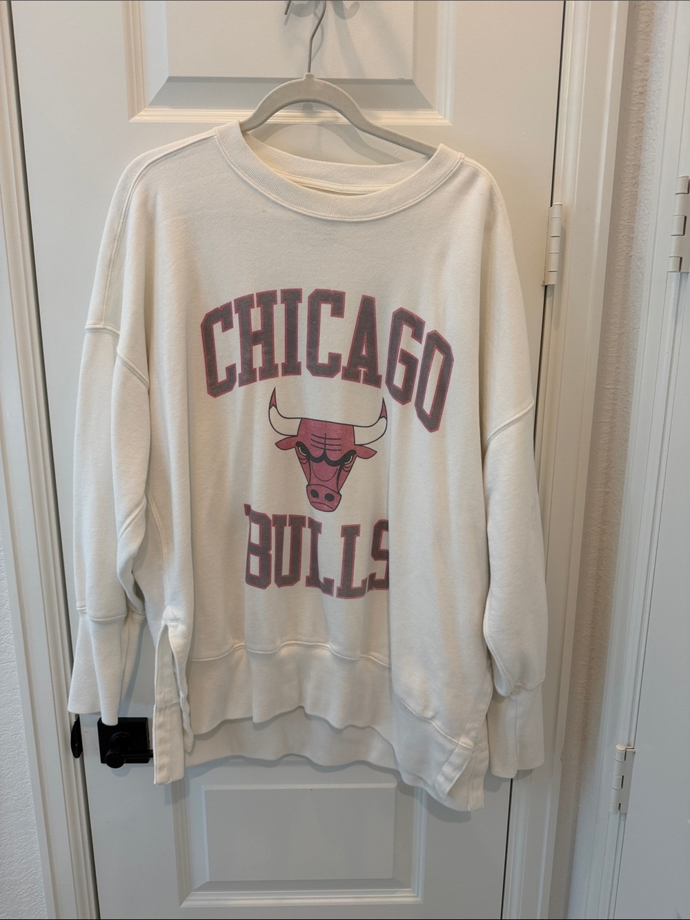 Abercrombie & Fitch White Crewneck with Chicago Bulls Graphic
